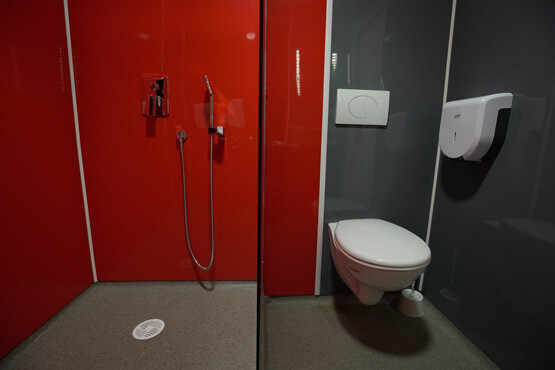 Toilettes et douche attenante rénovées avec des plaques PVC couleur