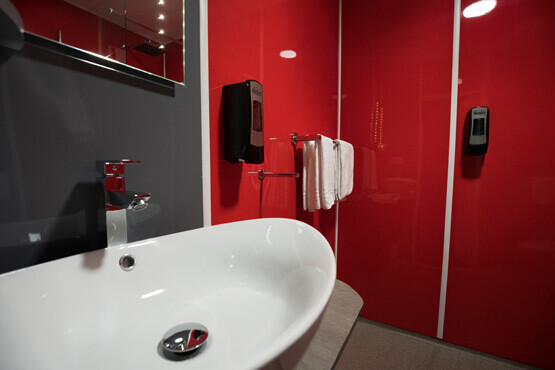 Vasque et douche italienne rénovées avec des plaques PVC