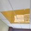 Dalle de faux plafond jaune brillante en situation 