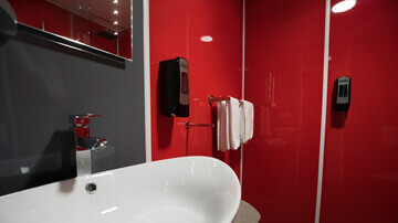 Salle de bains rénovée avec des plaques PVC couleur