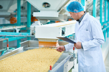Personne de la DGAL responsable du contrôle d'une usine agroalimentaire