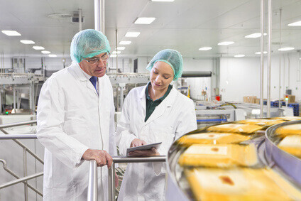 Contrôleurs qualité hygiène dans une usine d'agroalimentaire