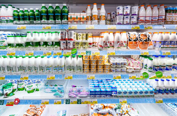 Vitrine réfrigérée d'un supermarché comportant des produits laitiers