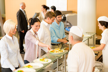 Personnel d'une entreprise dans un self service du restaurant de l'entreprise