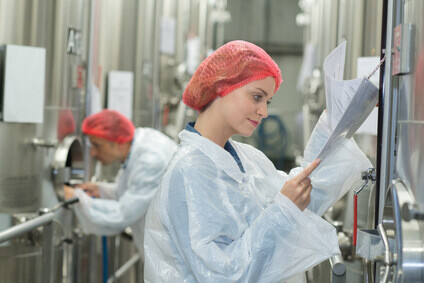 Contrôle de cuves en inox dans une usine agroalimentaire
