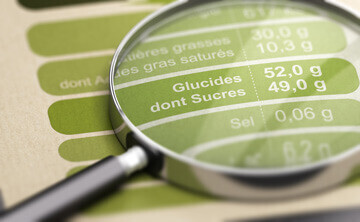 Loupe sur un tableau des valeurs nutritionnelles d'un produit alimentaire