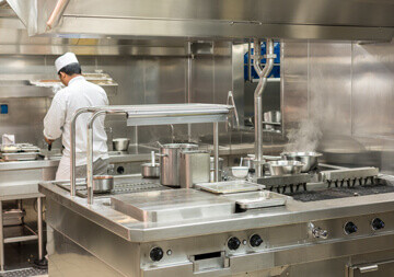 Cuisine en inox respectant les normes sanitaires et de sécurité