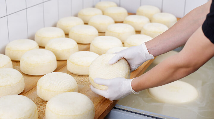 Personne etallant des fromages
