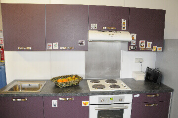 Crédence de cuisine sur un mur humide en plaque PVC