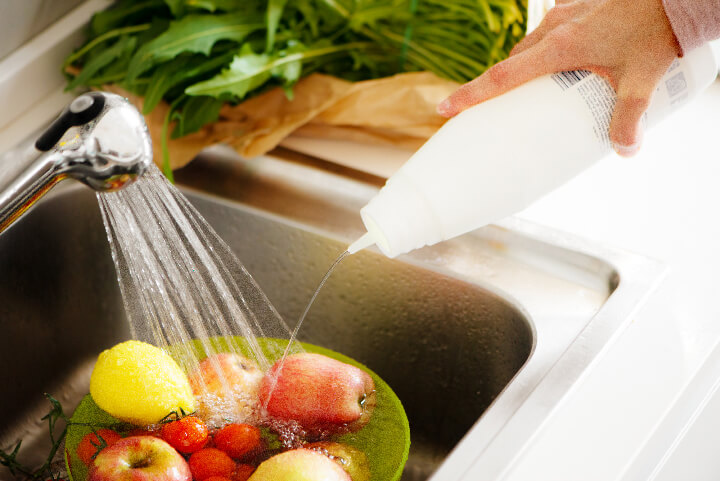 Désinfection des fruits et légumes dans l'évier
