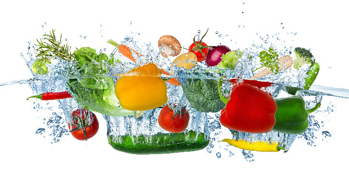 Fruits et légumes plongés sous l'eau