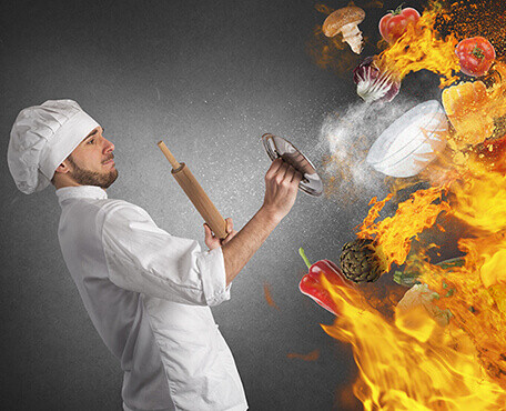 Cuisinier désarmé devant des ingrédients en feu