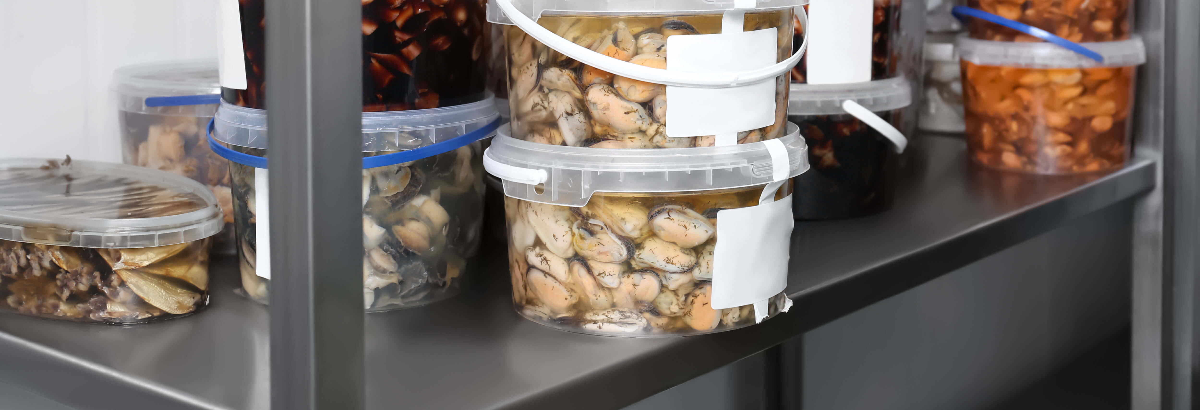 Aliments sur une étagère d'une chambre froide