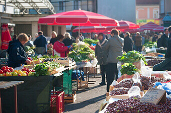 Commerçant non sédentaire sur marché aux légumes