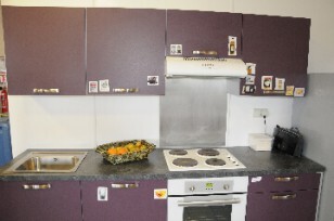 Crédence de cuisine sur un mur humide en plaque PVC