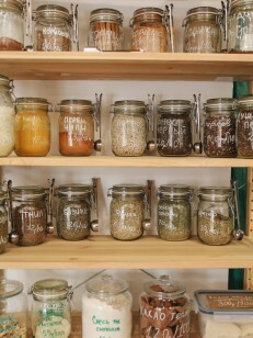 conditionnement condiments dans bocaux en verre