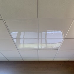 Dalle faux plafond 600 X 600 blanche 5 mm brillante lavable rigide et légère