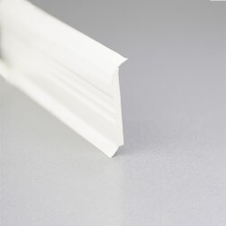 Plinthe PVC blanche à visser pour banquette en béton