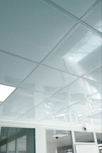 laboratoire mis aux normes HACCP avec dalles PVC blanches