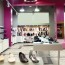 Détail réalisation boutique avec panneau mural décoratif brillant rose "shocking pink" Altro Whiterock Chameleon
