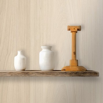 Plaque pvc imitation chêne clair derrière étagère