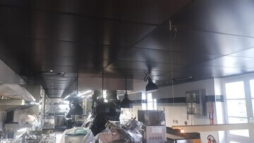 Dalles PVC pour la réalisation d'un faux plafond dans une cuisine professionnelle