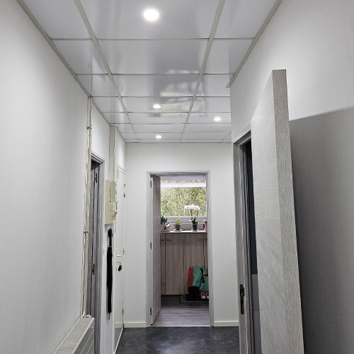 faux plafond rénové d'un couloir 2