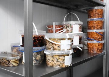 Stockage vertical des produits sur un rayonnage alimentaire dans une chambre froide