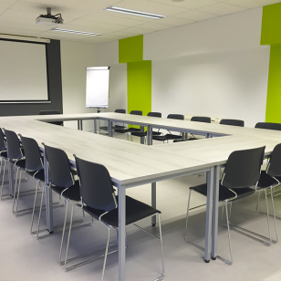 salle de réunion avec table rectangulaire