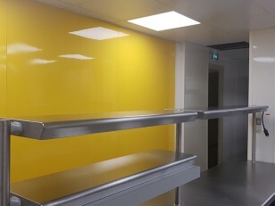cuisine professionnelle rénovée avec plaques en pvc jaunes