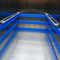 Ascenseur équipé de plaques en polyéthylène bleu