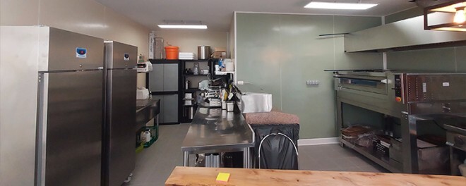 Cuisine rénovée avec plaques pvc olive