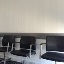 salle d'attente avec revetement mural plaque pvc