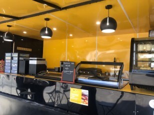 Food truck équipé de plaques PVC jaunes Nelinkia