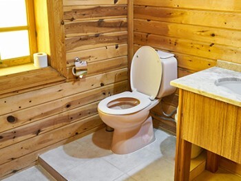 Toilette en bois et dalles en carrelage