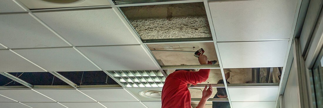 Installation d'un faux plafond acoustique suspendu 