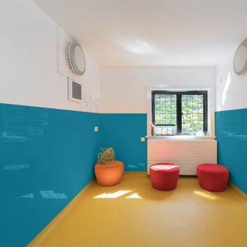 Réalisation paroi murale salle d'attente hôpital avec panneau mural décoratif brillant Bleu Profond "Night Fall" Altro Whiterock Chameleon