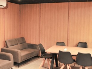salle de réunion avec plaques en pvc bois