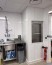 Murs d'une zone de plonge habillés de plaque PVC blanches brillantes
