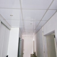 faux plafond rénové d'un couloir