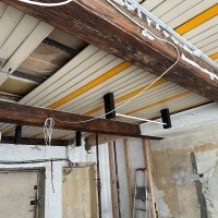 Plafond avant rénovation avec lambris alvéolaire