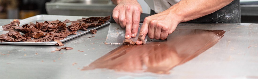 Plan de travail inox et préparation du chocolat