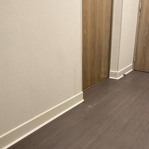 pose de plinthes adhésives blanches