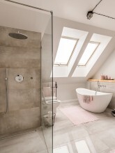 salle de bain avec douche et baignoire