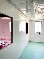 Mur en plaques de PVC blanche dans une clinique au Sénégal