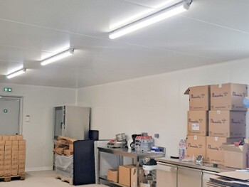 Espace à température contrôlée conçu avec des panneaux sandwich