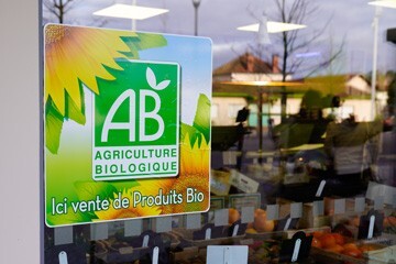 Label agriculture biologique sur une vitrine de magasin