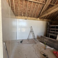 Travaux d'installations de panneaux sandwich dans une grange