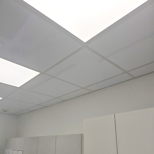Faux plafond en dalles blanches pvc laboratoire