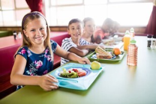 enfant dans une cuisine collective